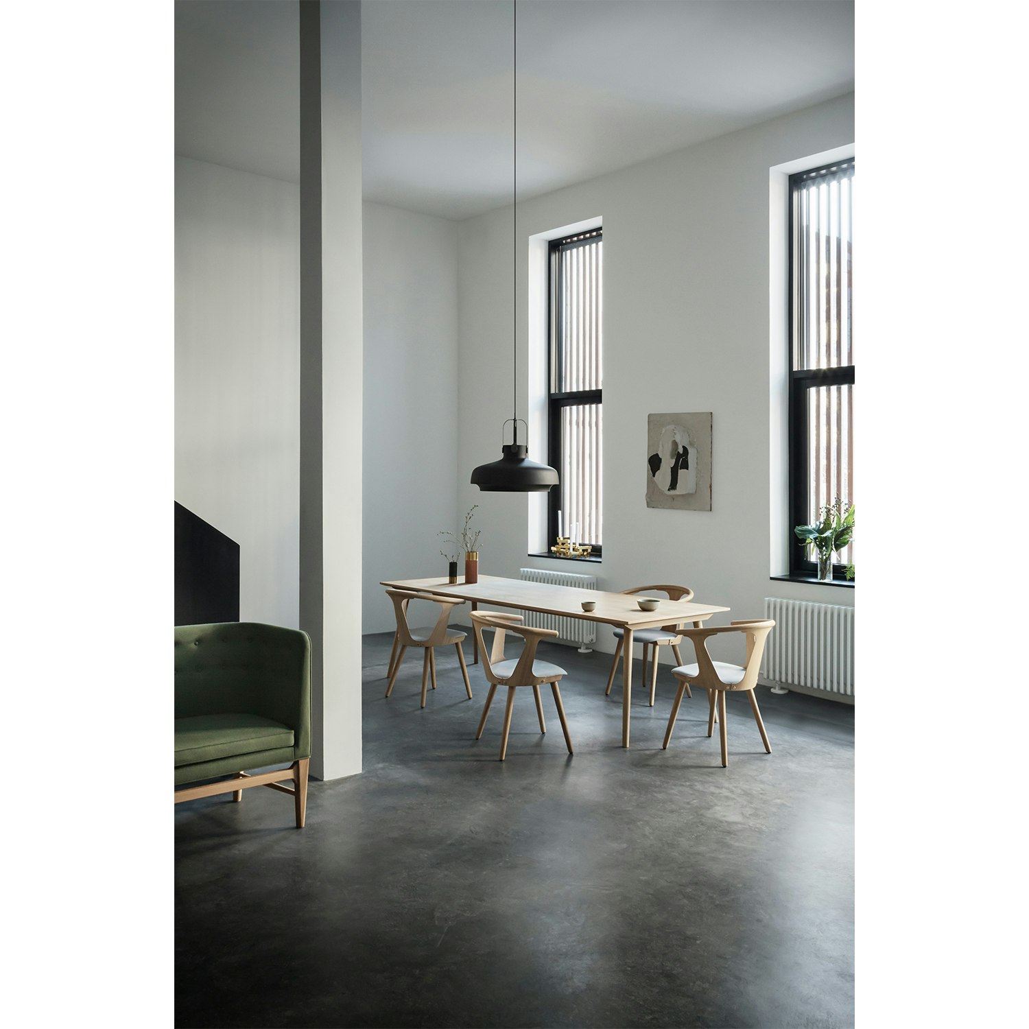 Stol ostida siqiladi